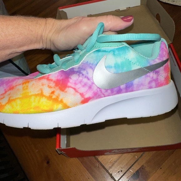 Size 5 NIKE Sneakers. MUST BE BUNDLED. NO ADDITIONAL DISCOUNT ON THIS ITEM !! - Picture 3 of 8